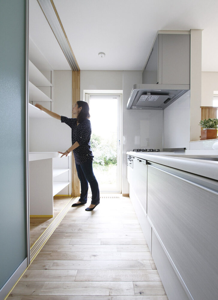 キッチン収納は使い勝手を重視した棚付きで造作され、寸法も奥さんに合わせてフィットさせている