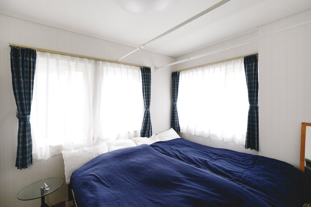 寝室も2面採光として、朝日が心地よい落ち着きのある空間となっている