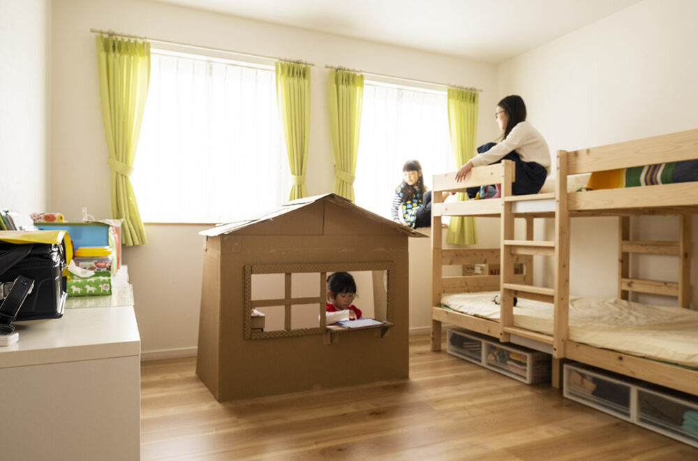 次女と三女のための子ども部屋は、ゆとりのある広さでのびのび遊べる