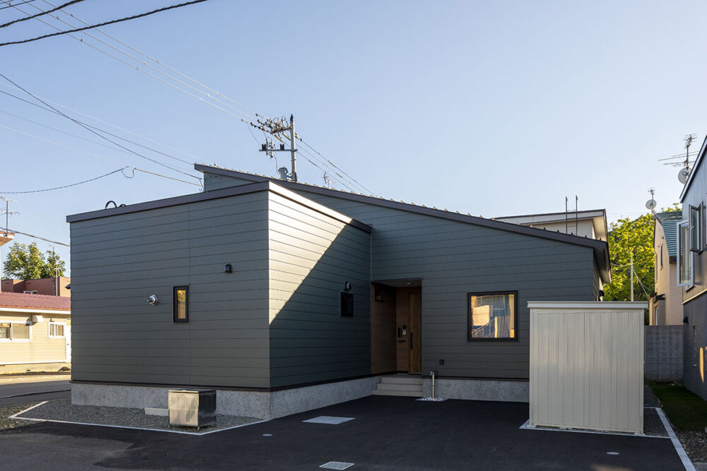 閑静な住宅街の一角に立つYさん宅は、片流れ屋根と外壁の色が目を惹く平屋