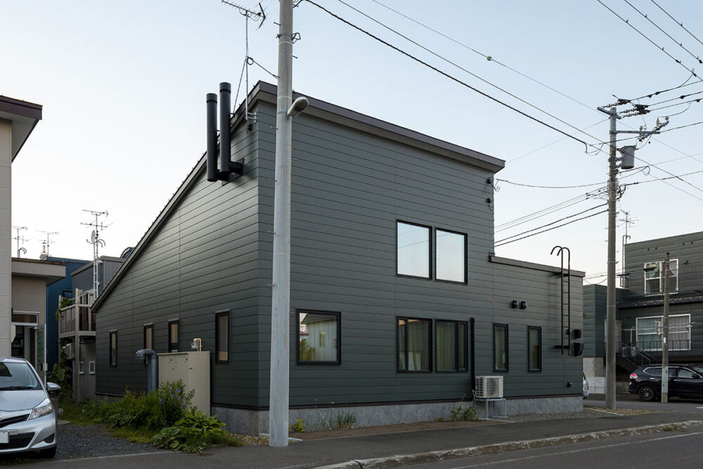 建物は2階建て相当の高さがあり、一見すると平屋には見えない堂々とした佇まい