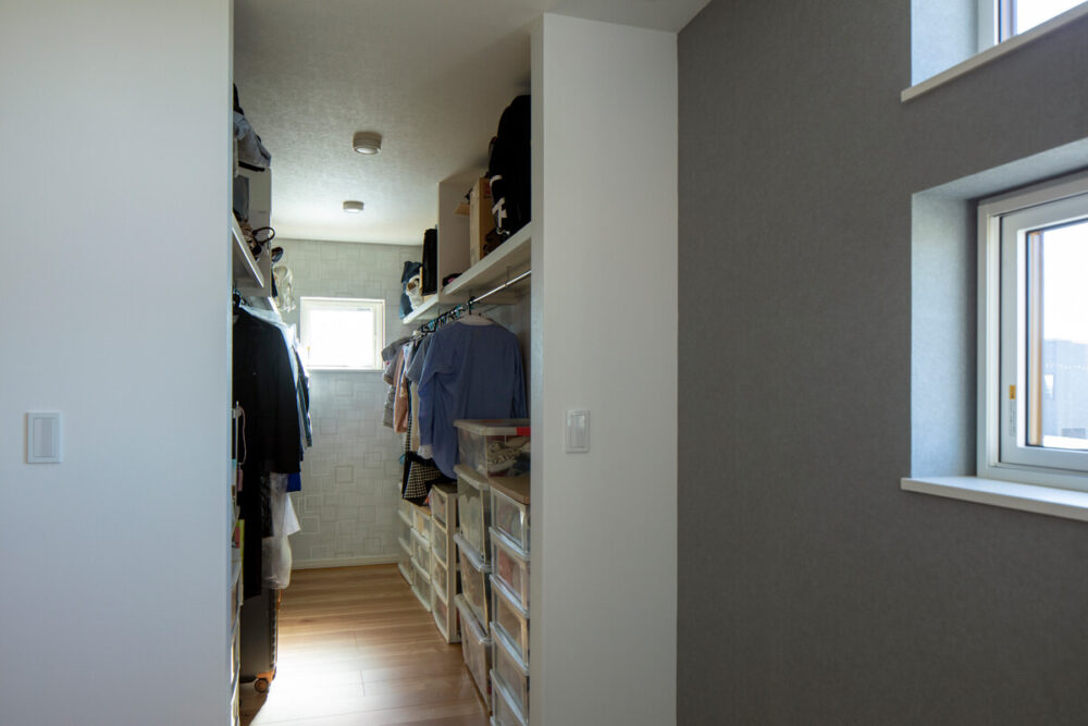 寝室の一角に設けたウォークインクローゼットには、家族の衣類を集約