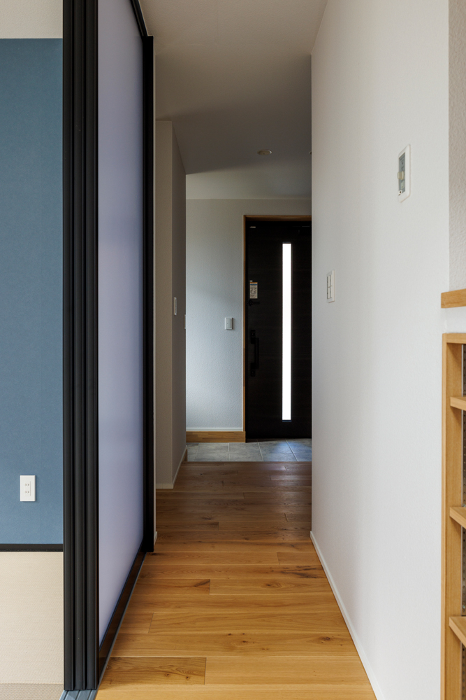 LDKと玄関は、間仕切りなしでつながる設計。高い住宅性能とパッシブ換気で、玄関もリビングも同じ室温が保たれている