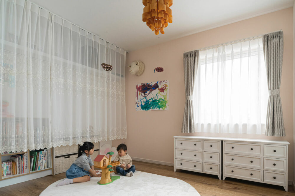 2階の子ども室のクローゼットは扉の代わりにカーテンを取り付け、コンパクトな部屋の圧迫感を軽減した