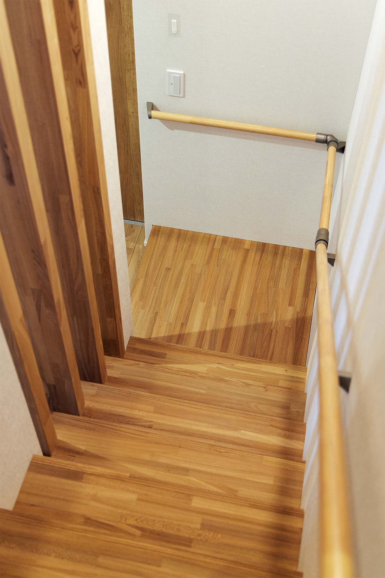 階段の最下段の踏板は、安全性を考えてゆったりとした正方形に整えた